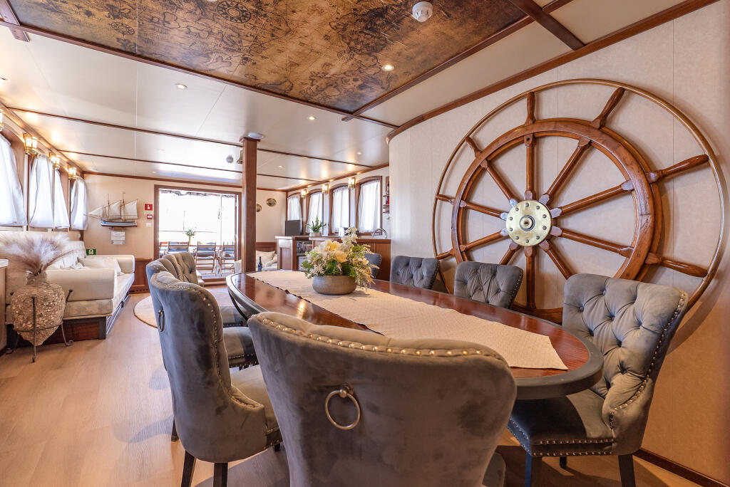 Luxury motor yacht 