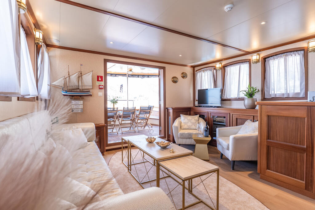 Luxury motor yacht 