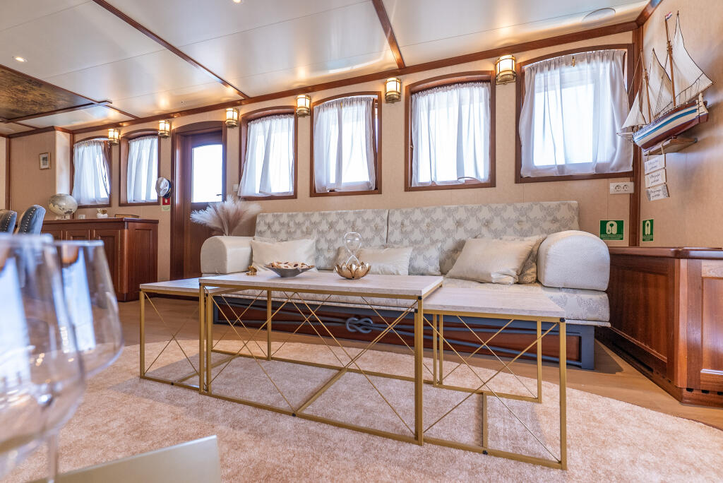 Luxury motor yacht 