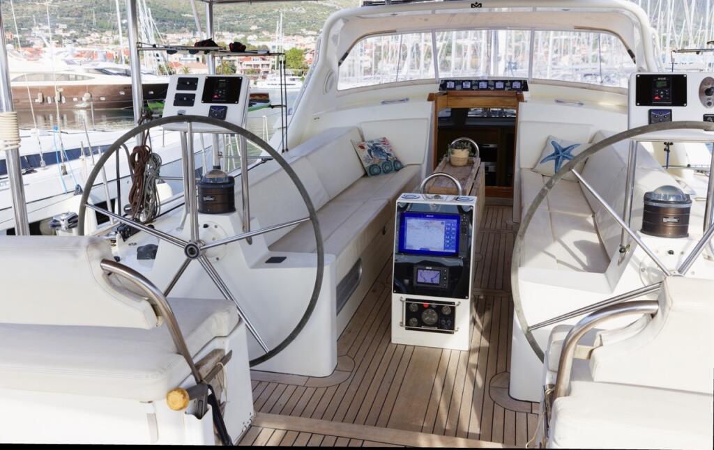 Sailing yacht 