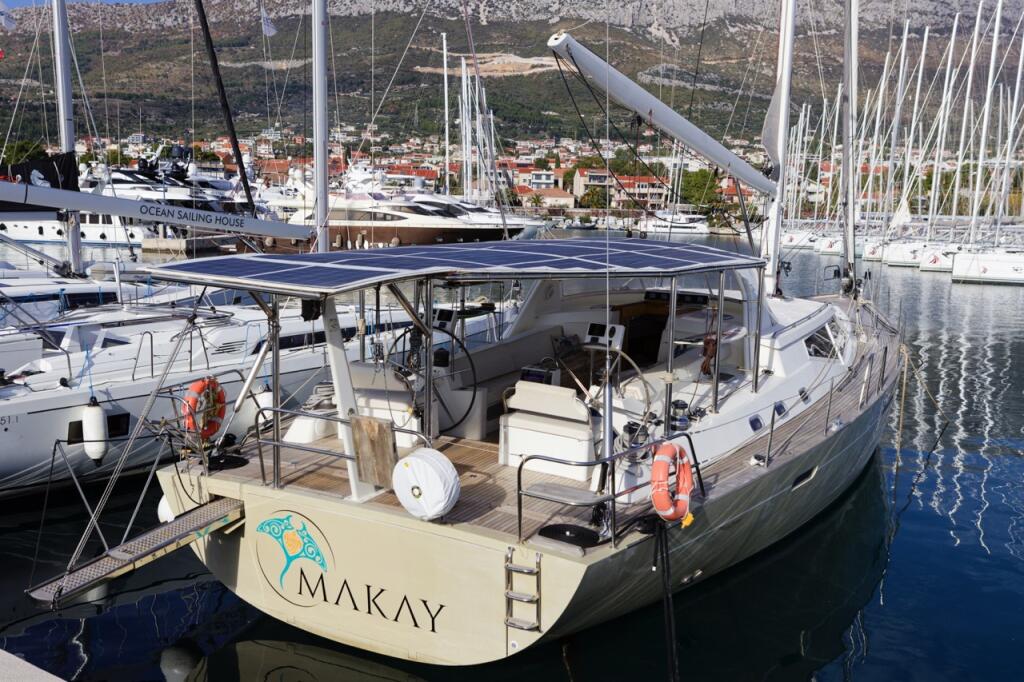 Sailing yacht 