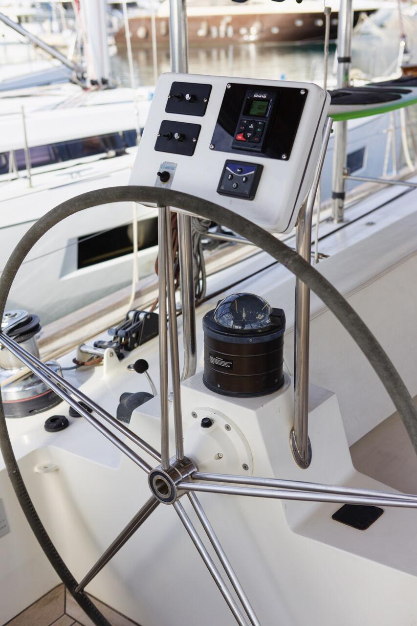 Sailing yacht 