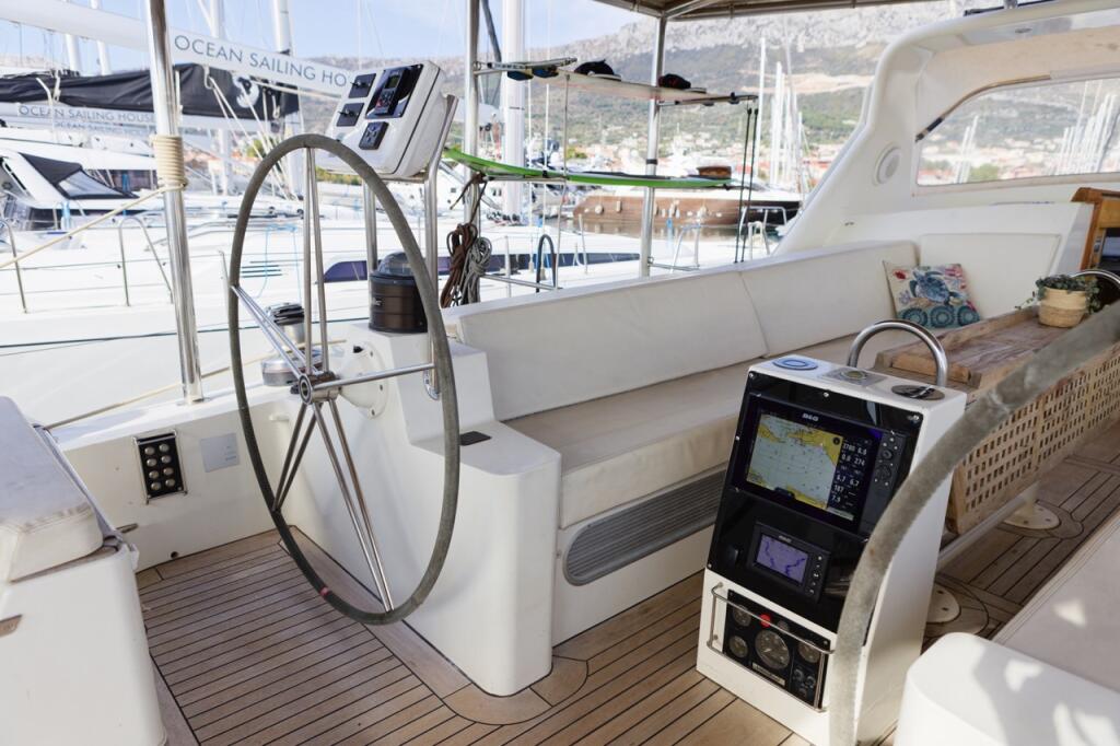 Sailing yacht 