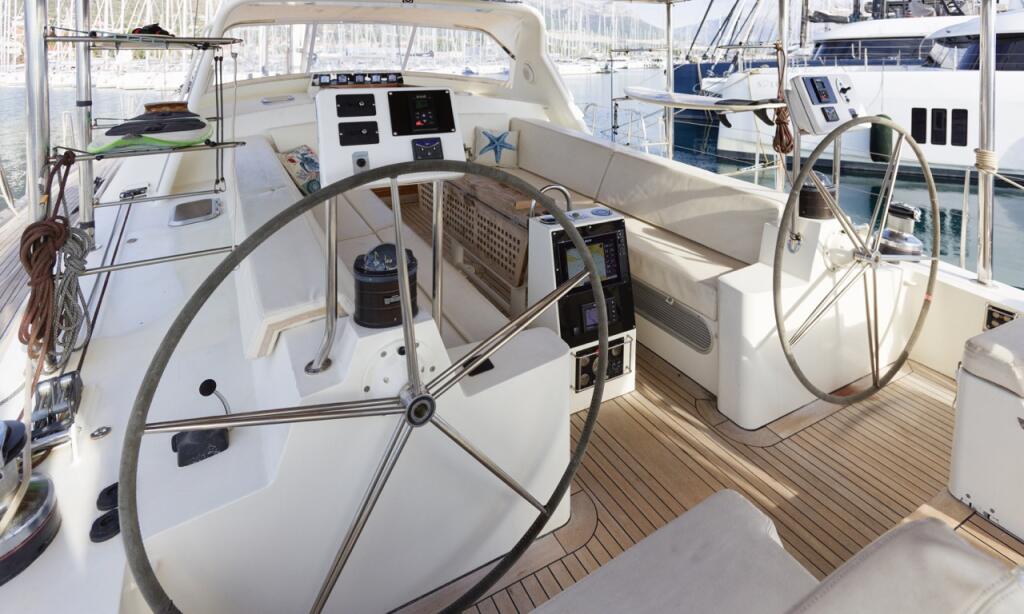 Sailing yacht 