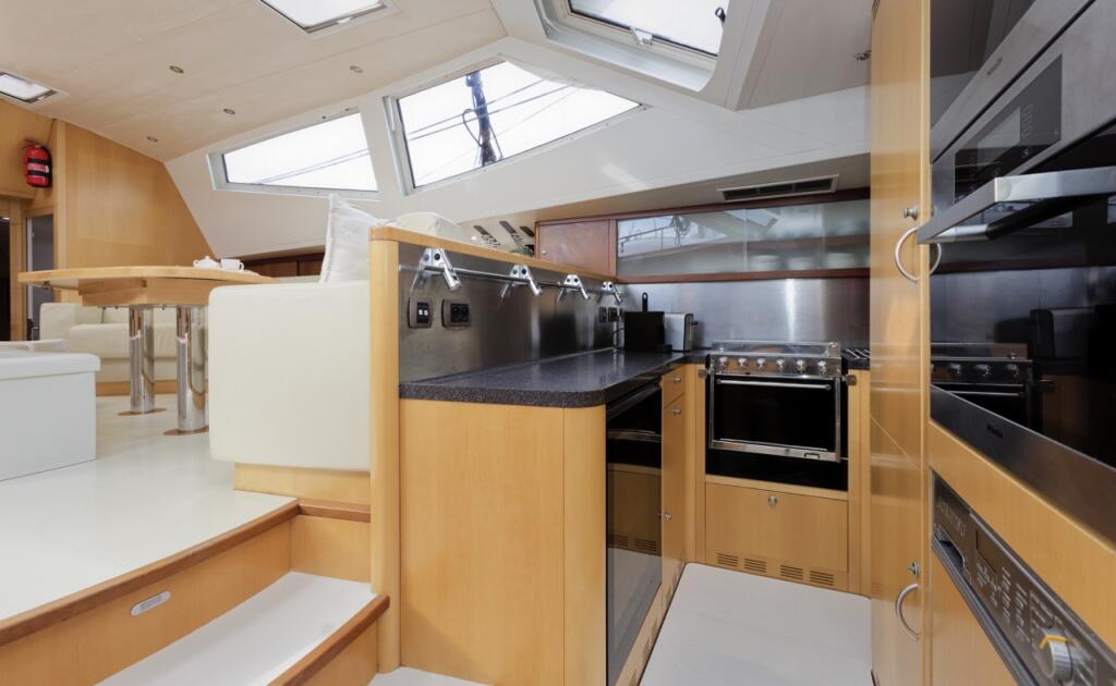 Sailing yacht 
