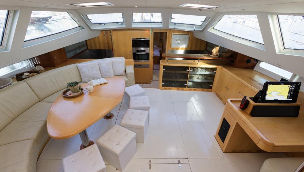 Sailing yacht 