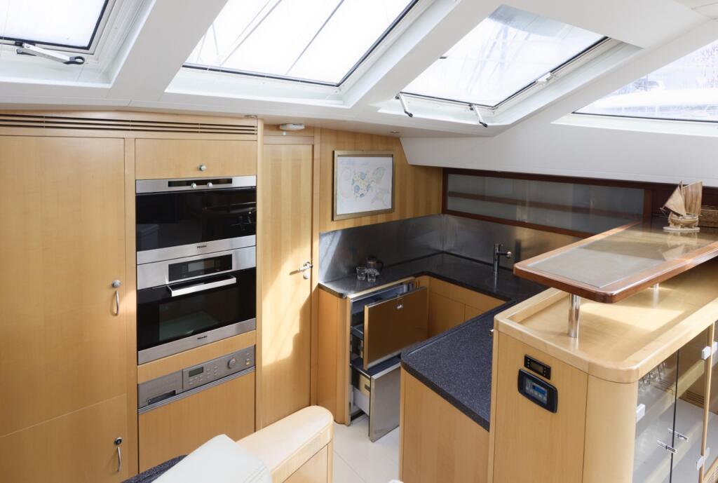 Sailing yacht 