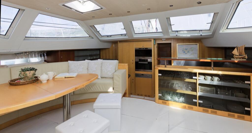 Sailing yacht 
