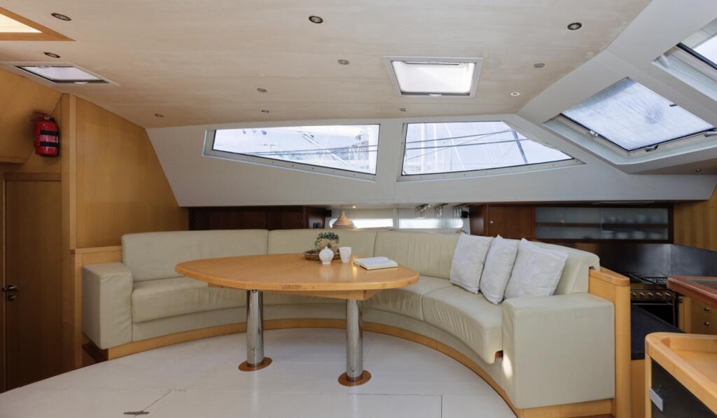 Sailing yacht 