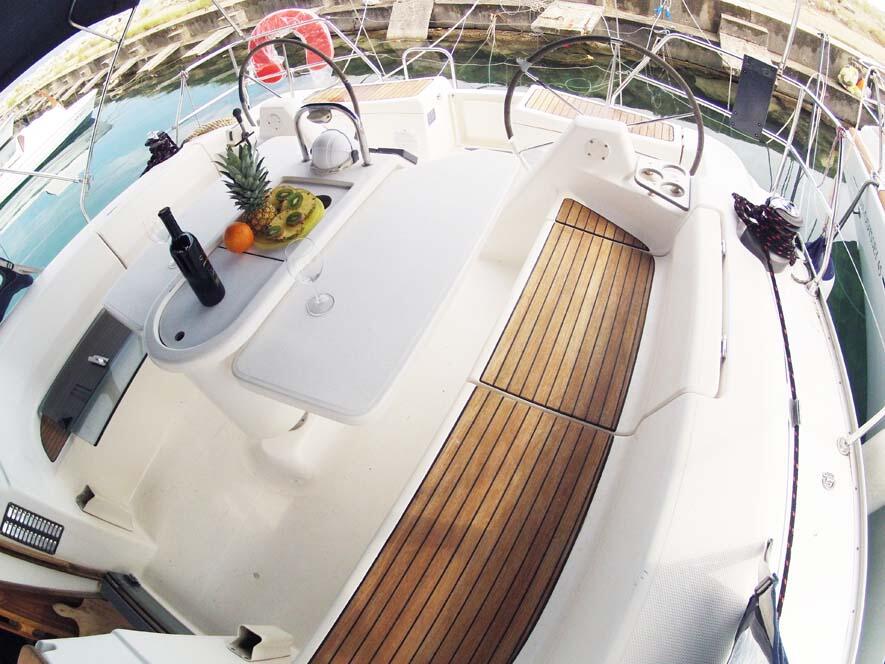 Sailing yacht 