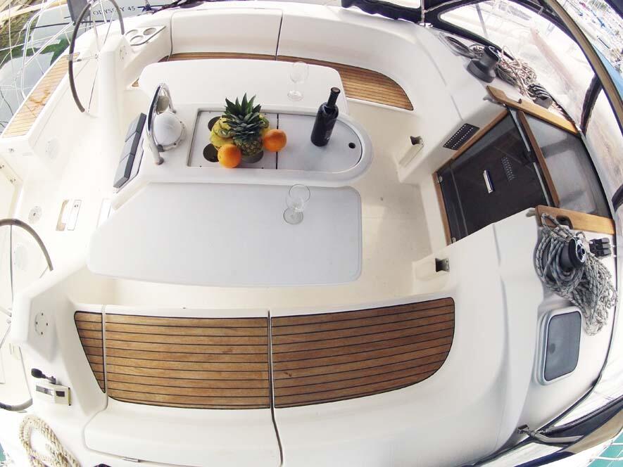 Sailing yacht 