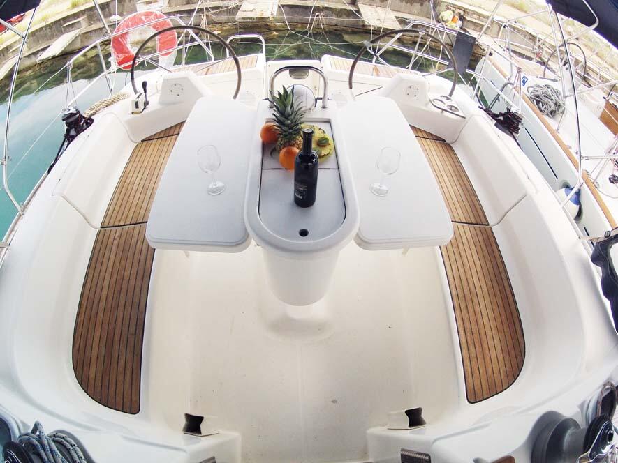 Sailing yacht 