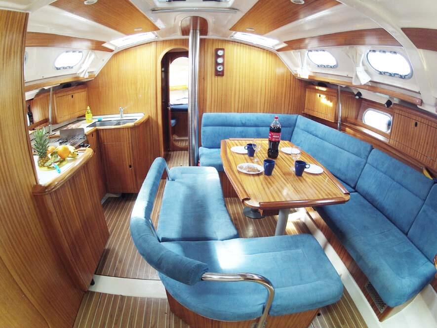 Sailing yacht 