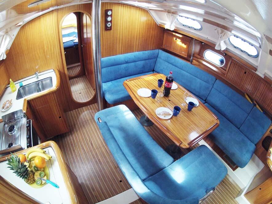 Sailing yacht 