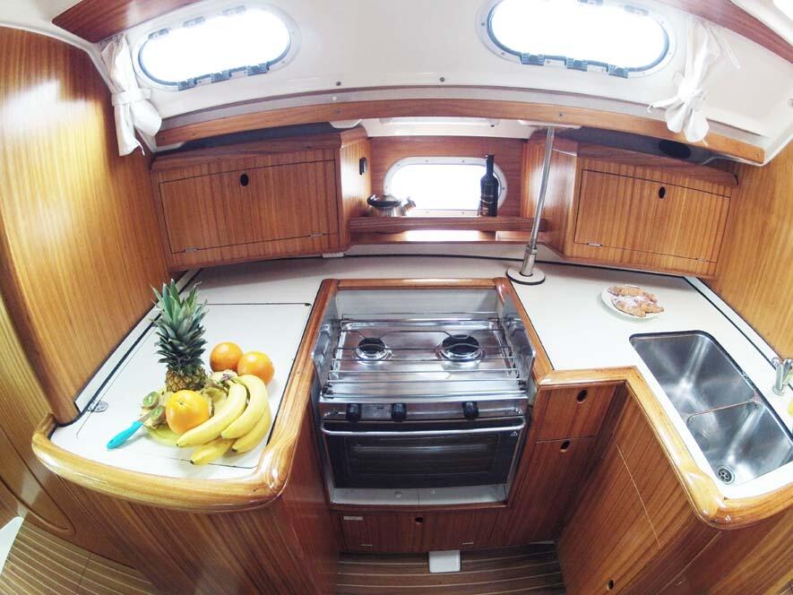 Sailing yacht 