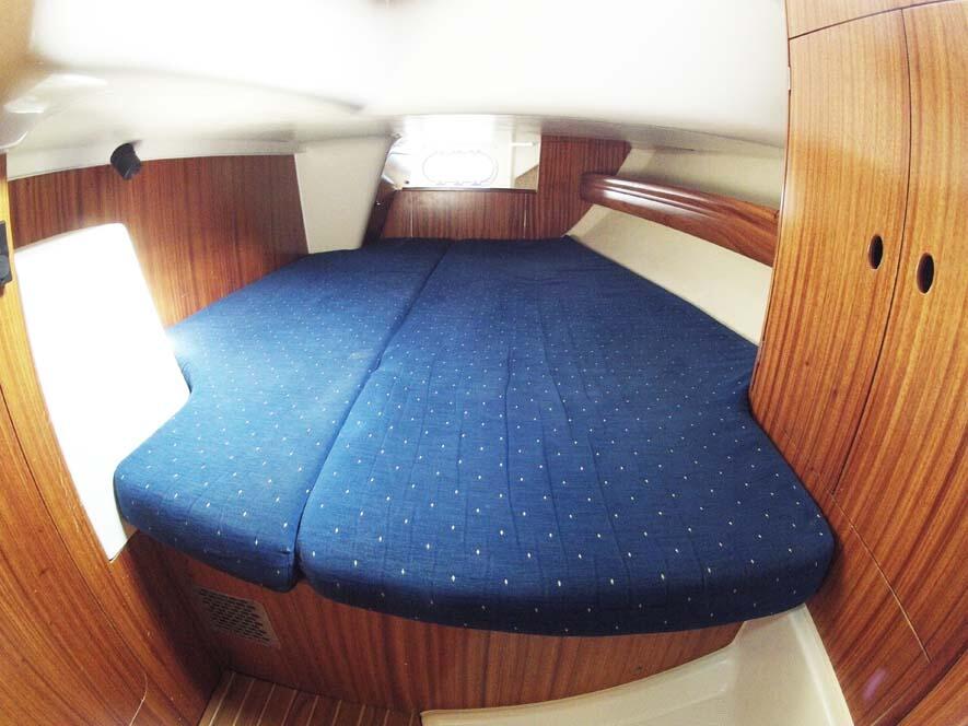 Sailing yacht 
