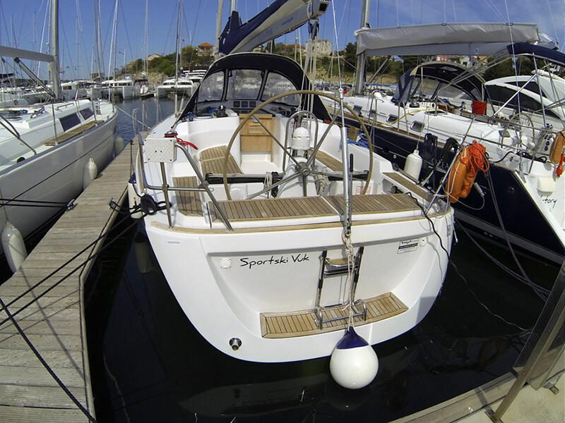 Sailing yacht 