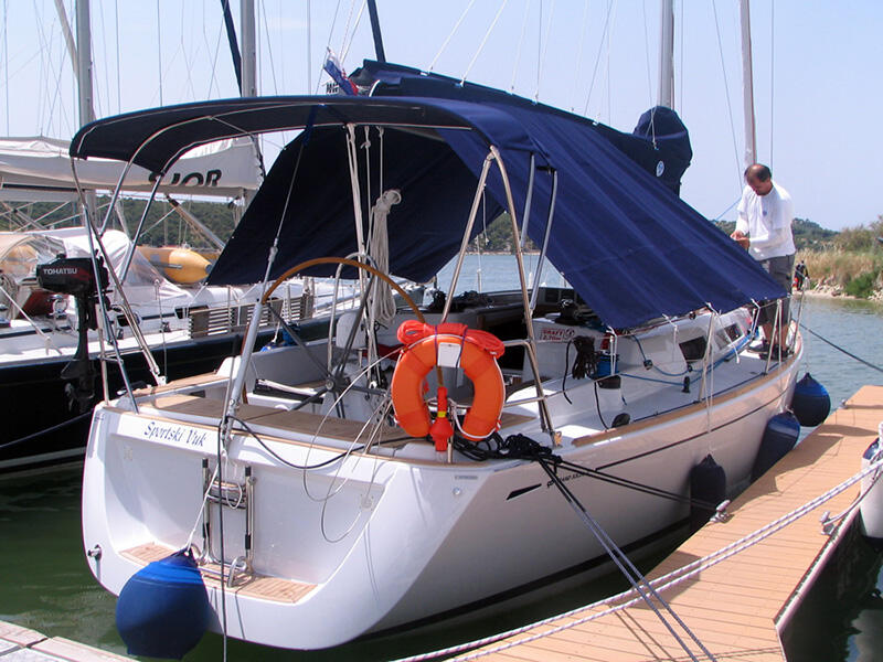 Sailing yacht 