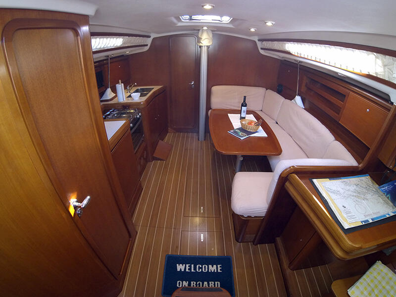 Sailing yacht 