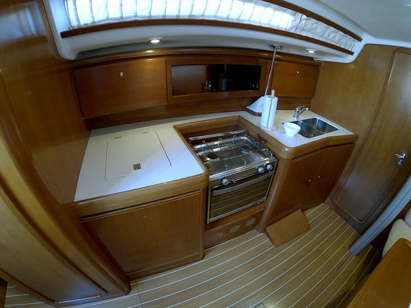 Sailing yacht 