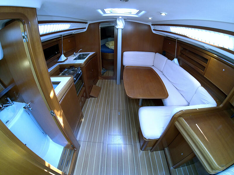 Sailing yacht 