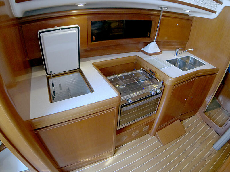 Sailing yacht 