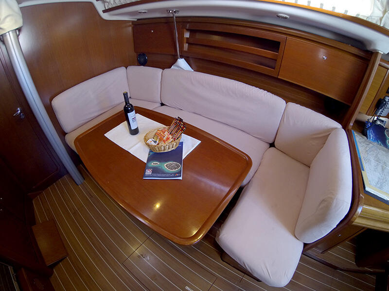 Sailing yacht 