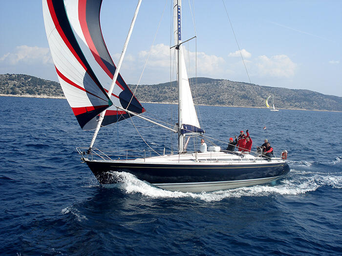 Sailing yacht 