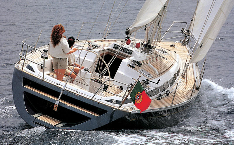 Sailing yacht 