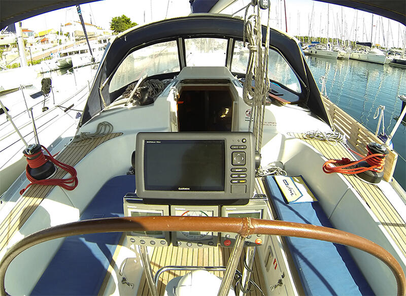 Sailing yacht 