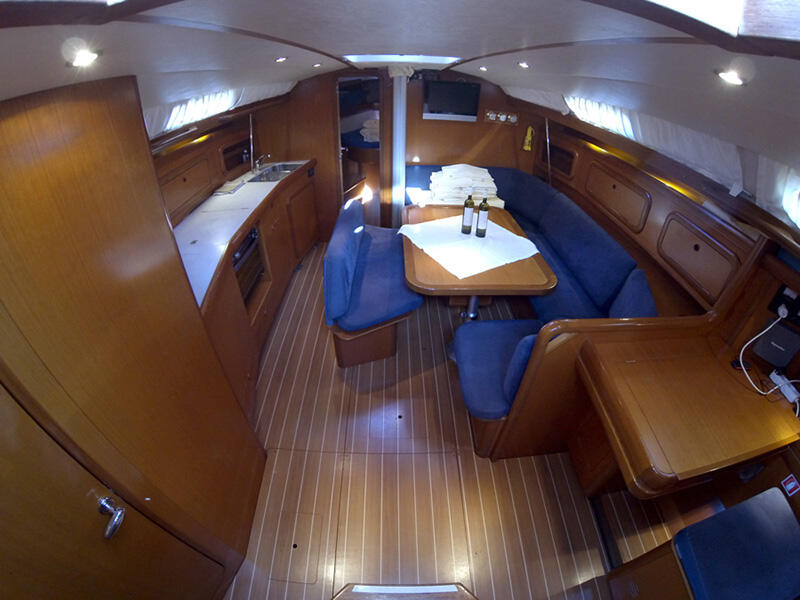 Sailing yacht 