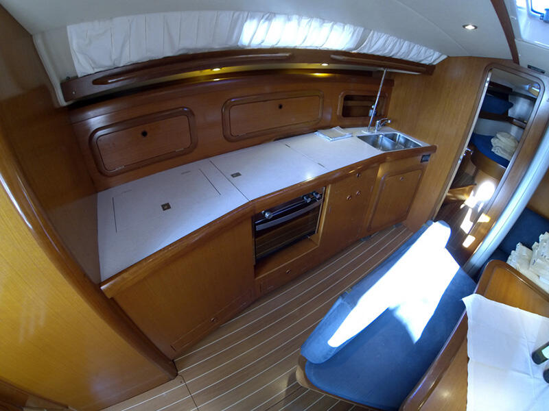 Sailing yacht 