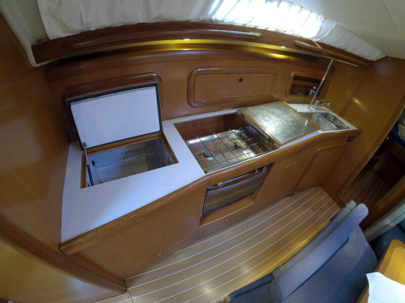 Sailing yacht 