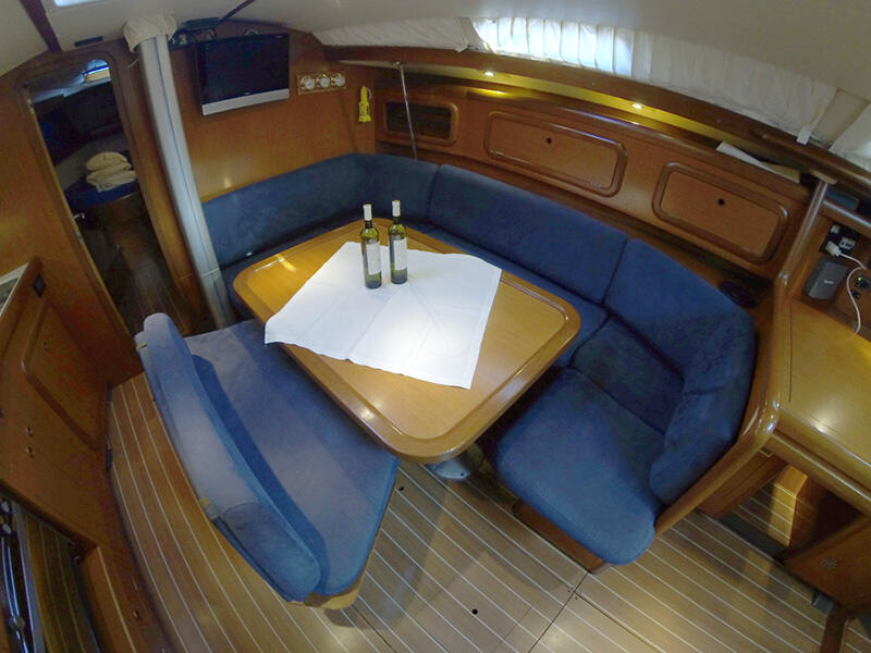 Sailing yacht 