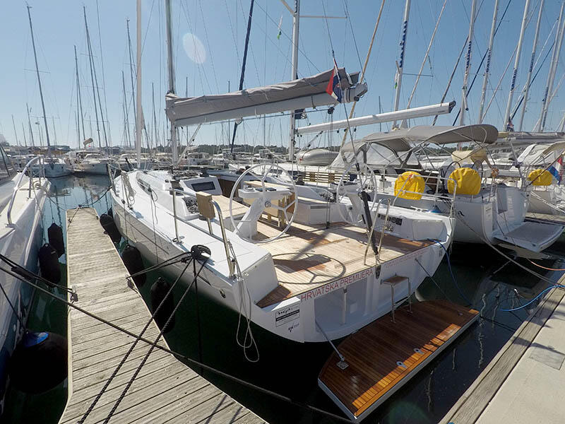 Sailing yacht 