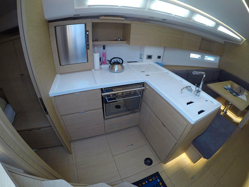 Sailing yacht 