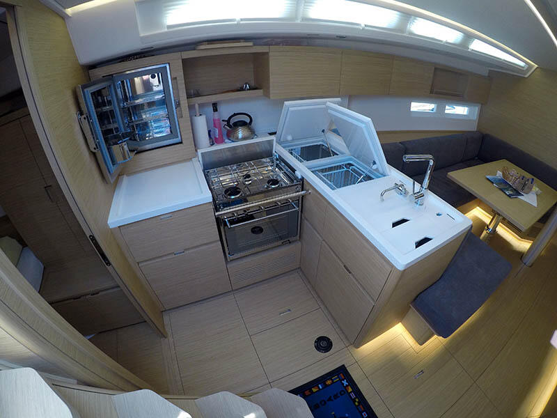 Sailing yacht 