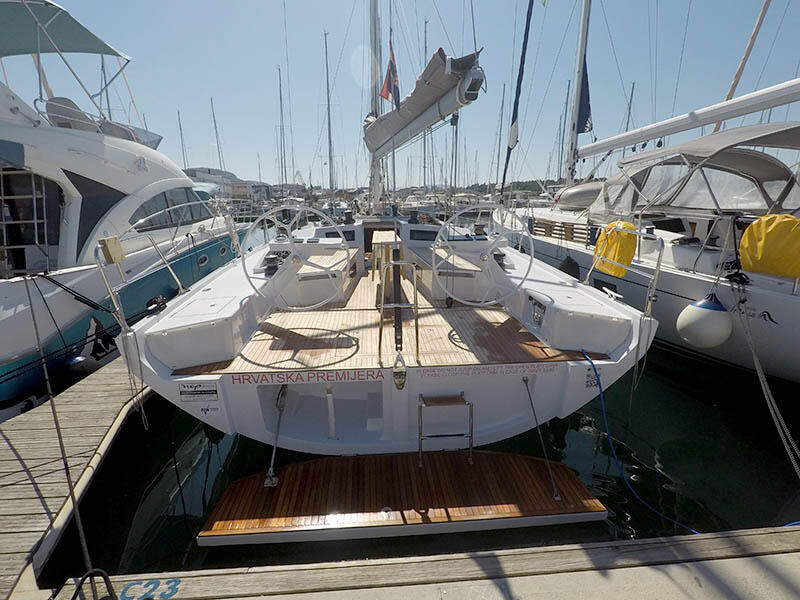 Sailing yacht 