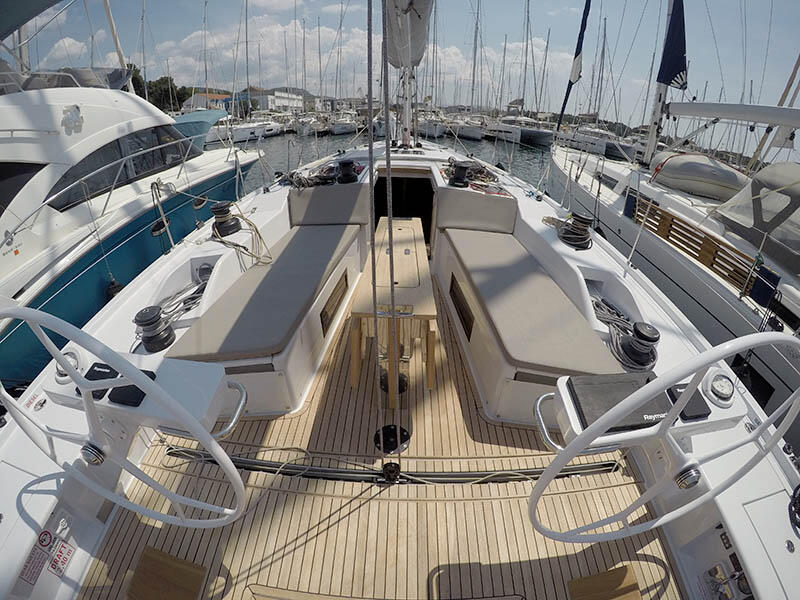 Sailing yacht 