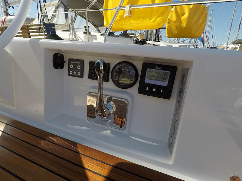 Sailing yacht 