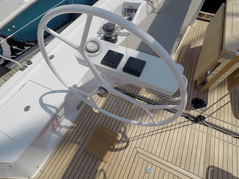 Sailing yacht 