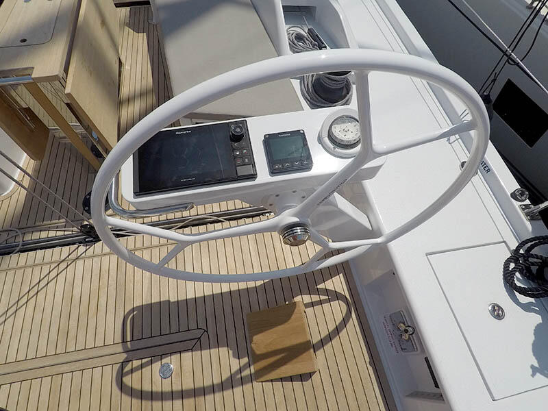 Sailing yacht 