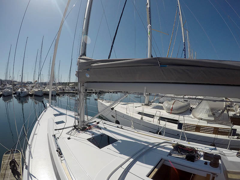 Sailing yacht 