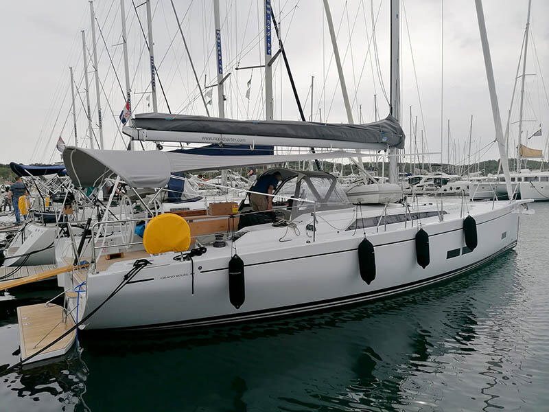 Sailing yacht 