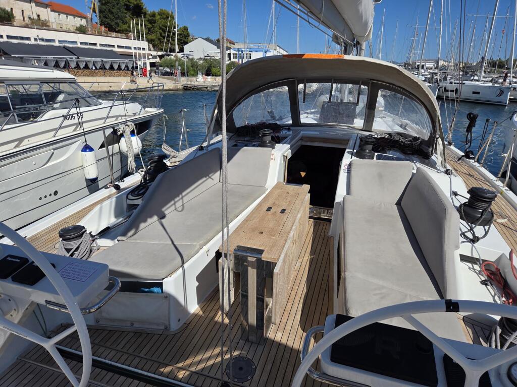 Sailing yacht 