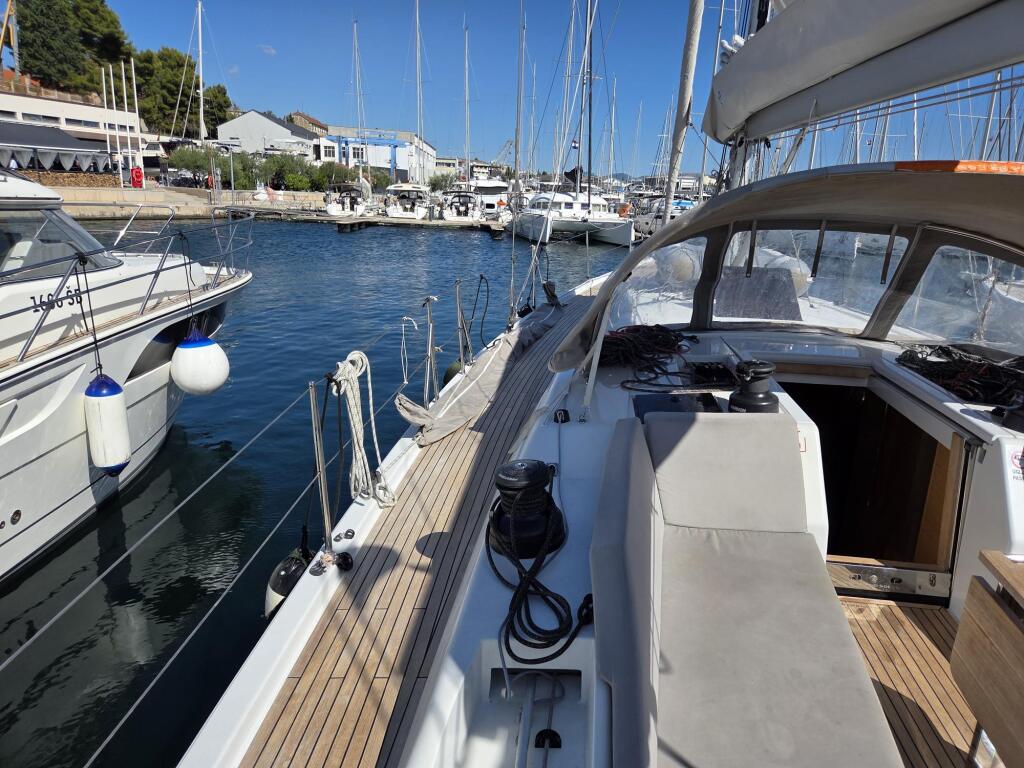 Sailing yacht 