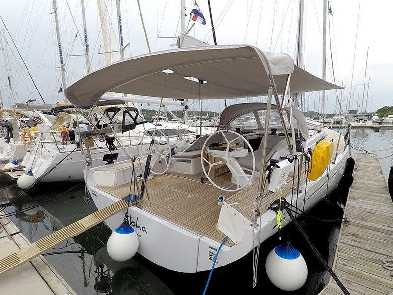 Sailing yacht 