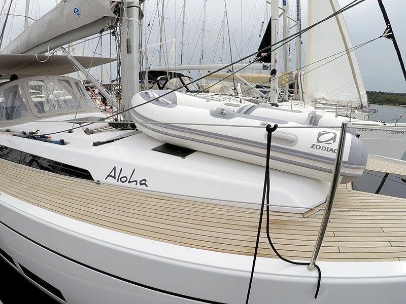Sailing yacht 