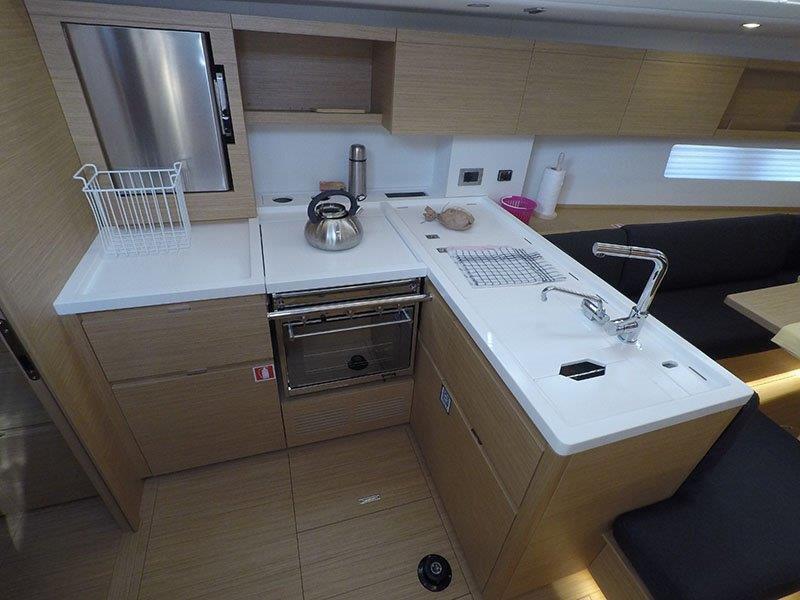 Sailing yacht 