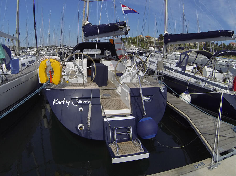 Sailing yacht 